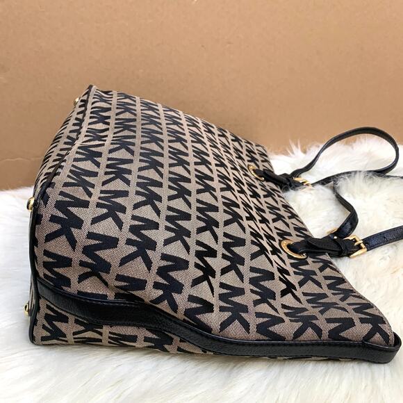 MICHAEL KORS Black/White Monogrammed Canvas JET SET GRAB BAG Tote - Picture 13 of 16